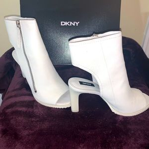 DKNY WHITE SANDALS 👡
